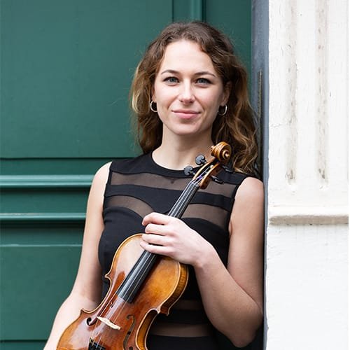 Musiklehrerin Elena unterrichtet Geige an der Musikschule Köln