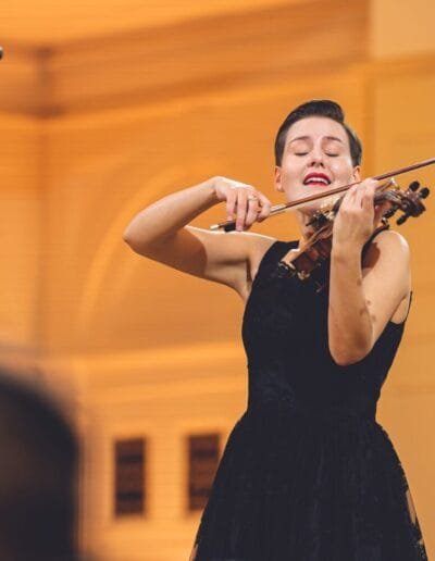 Klara unterrichtet Violine bei der Musikschule Köln