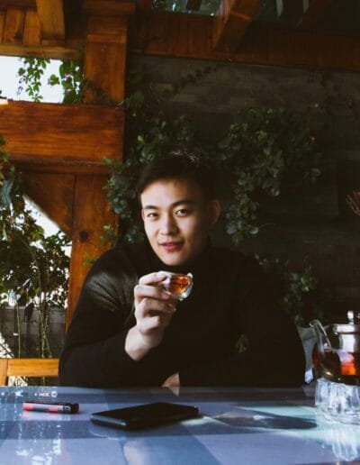 Xiaofeng ist Lehrer für Gitarre in Köln