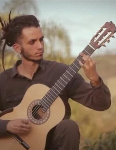Yuma ist Lehrer für Gitarre in Köln
