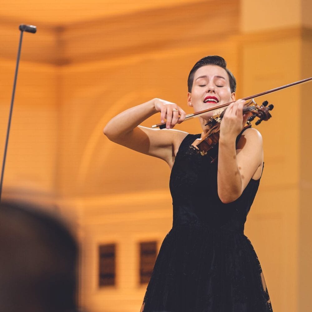 Klara unterrichtet Violine bei der Musikschule Köln