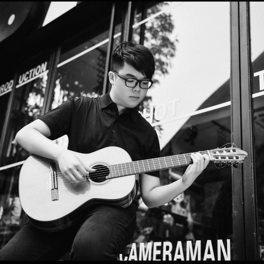 Sichen Guo unterrichtet Gitarre und Ukulele in Düsseldorf