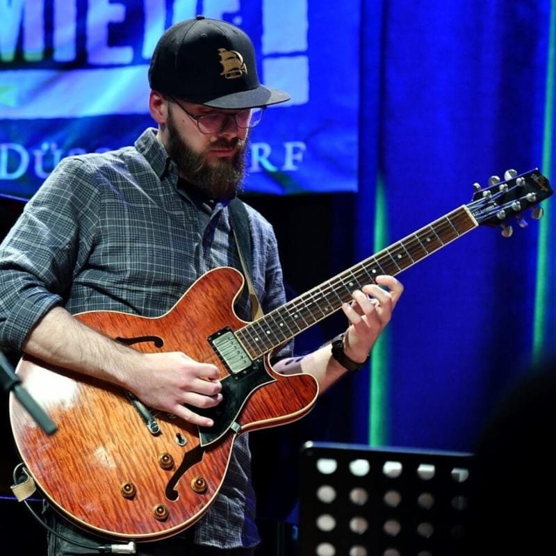 Jonas Hemmersbach ist Musiklehrer für Gitarre und E-Bass in Düsseldorf