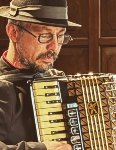 Toni Pecanov  Accordeon, Bandoneon, Piano, Orgel, Mondharmonica, Melodica