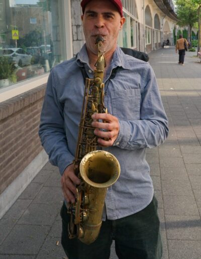 Hugo Costa, Saxofoonleraar In Rotterdam, Met Zijn Saxofoon